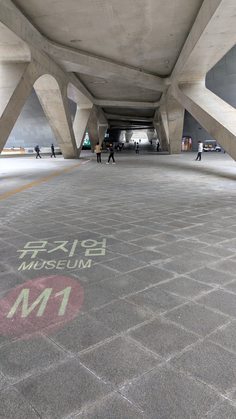 東大門デザインプラザ（DDP）동대문디자인플라자